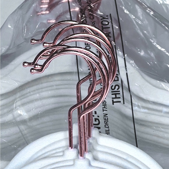 NEW! Mizgi 25ct Non-Slip Velvet Hangers w/ Notched Shoulders & Rose Gold Hanger - Picture 2 of 5